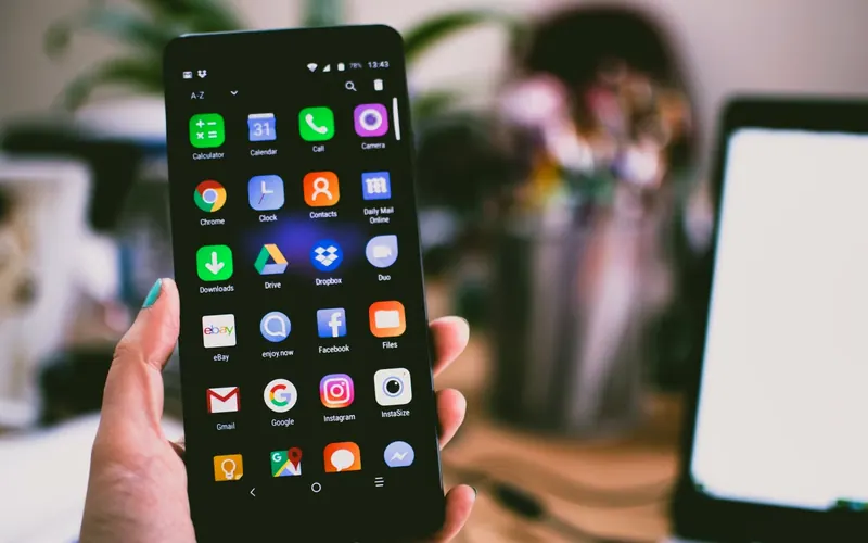 iPhone 手机使用场景图