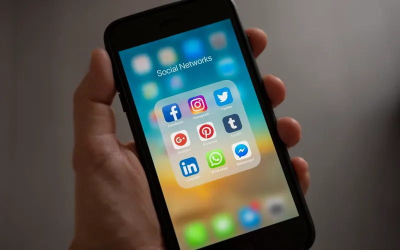 iPhone 手机使用场景图